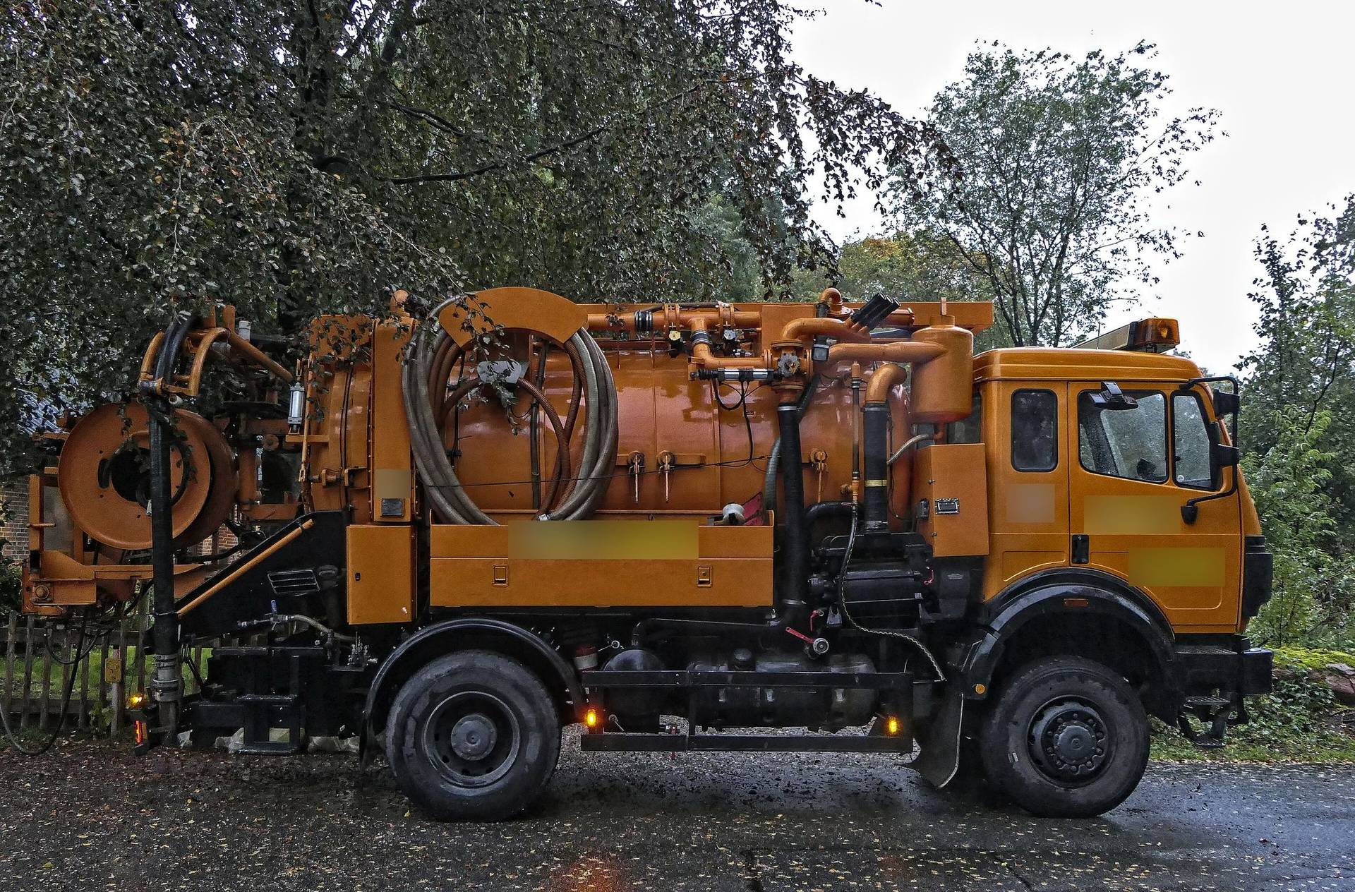 Autospecială combinată pentru vidanjare și desfundare canalizare, cu furtunuri și tambur de înaltă presiune